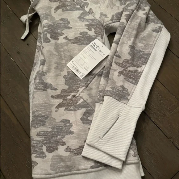 NWT Athleta Triumph Printed Hoodie - Medium - Picture 8 of 13